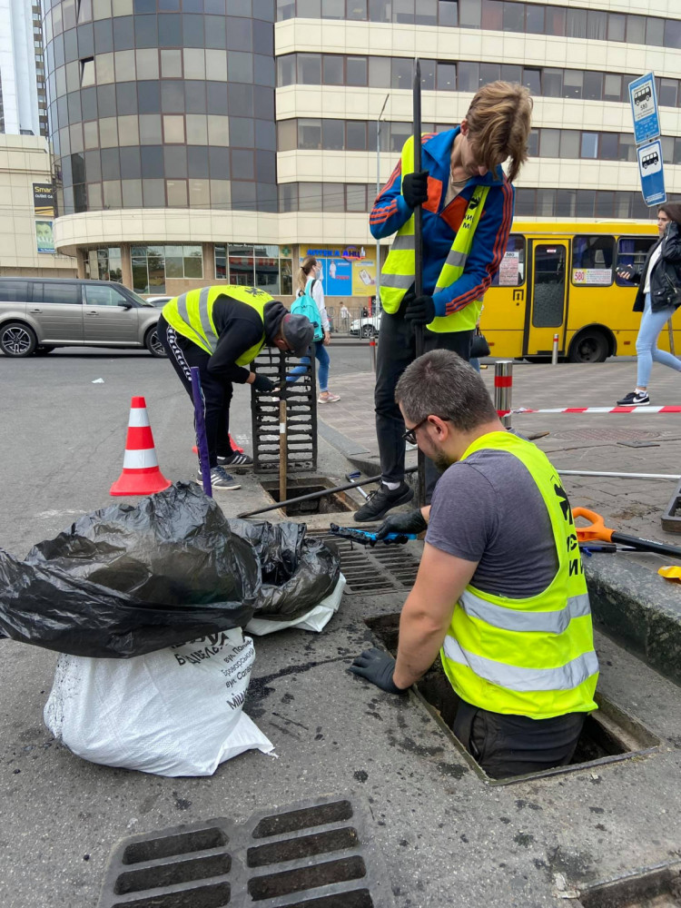 Активісти чистять зливостоки на Лівобережці