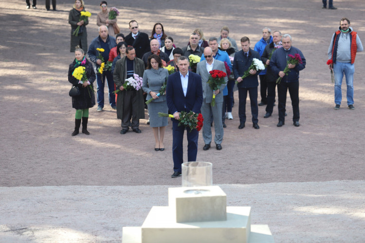 Кличко і чиновники вшановують пам"ять жертв Бабиного яру