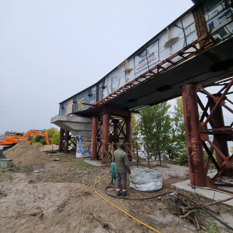 Робітники біля опор з"їздів з Дарницького моста