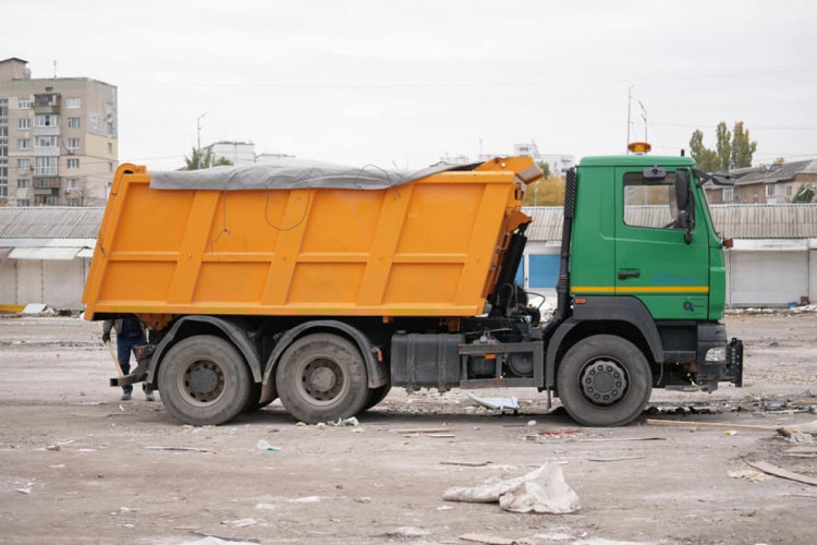 Вантажівка і будівельне сміття