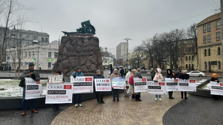 Антивакцинатори у Києві зібрали масовий мітинг під Радою – (ФОТО, ВІДЕО)