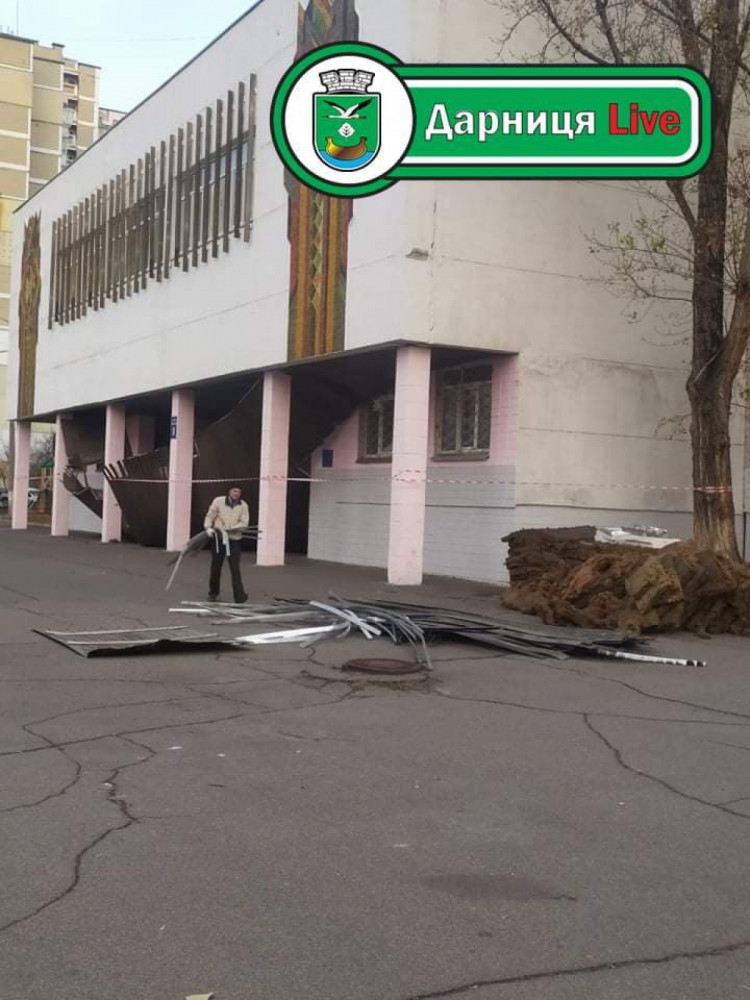 У Києві в школі впала підвісна стеля