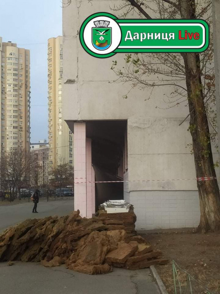 У Києві в школі впала підвісна стеля