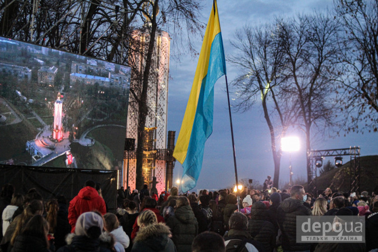 Экран и флаг Украины у Мемориала жертвам Голодомора