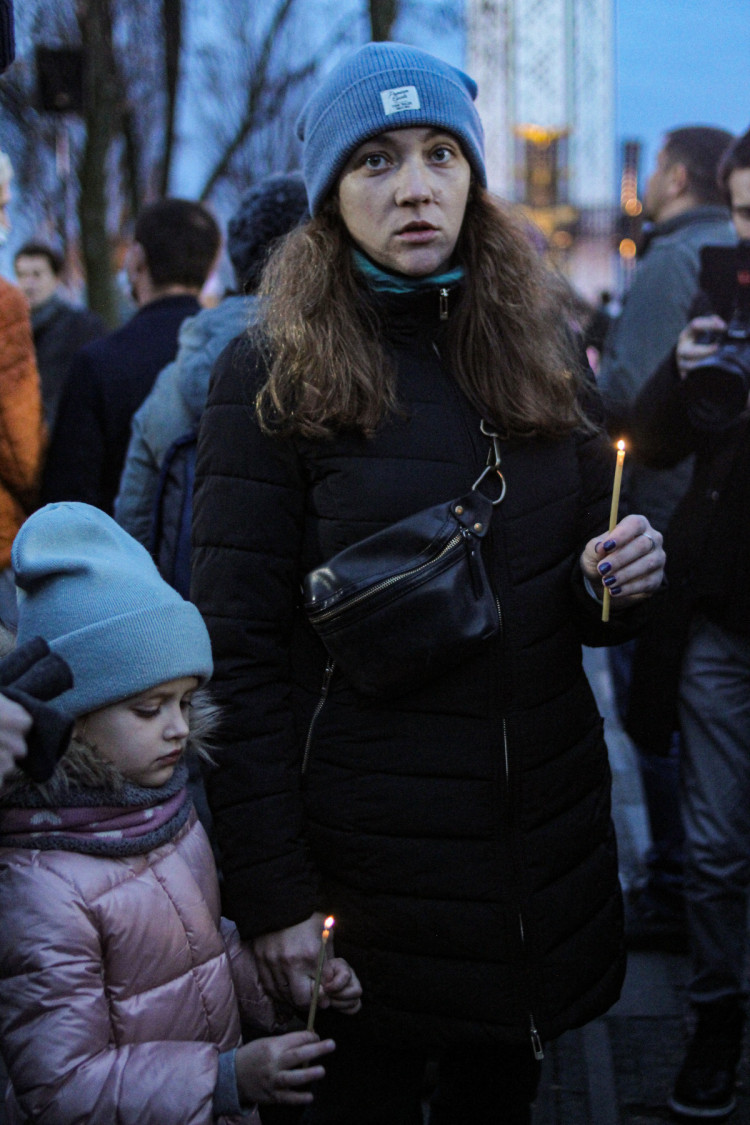 Жінка і дитина зі свічками
