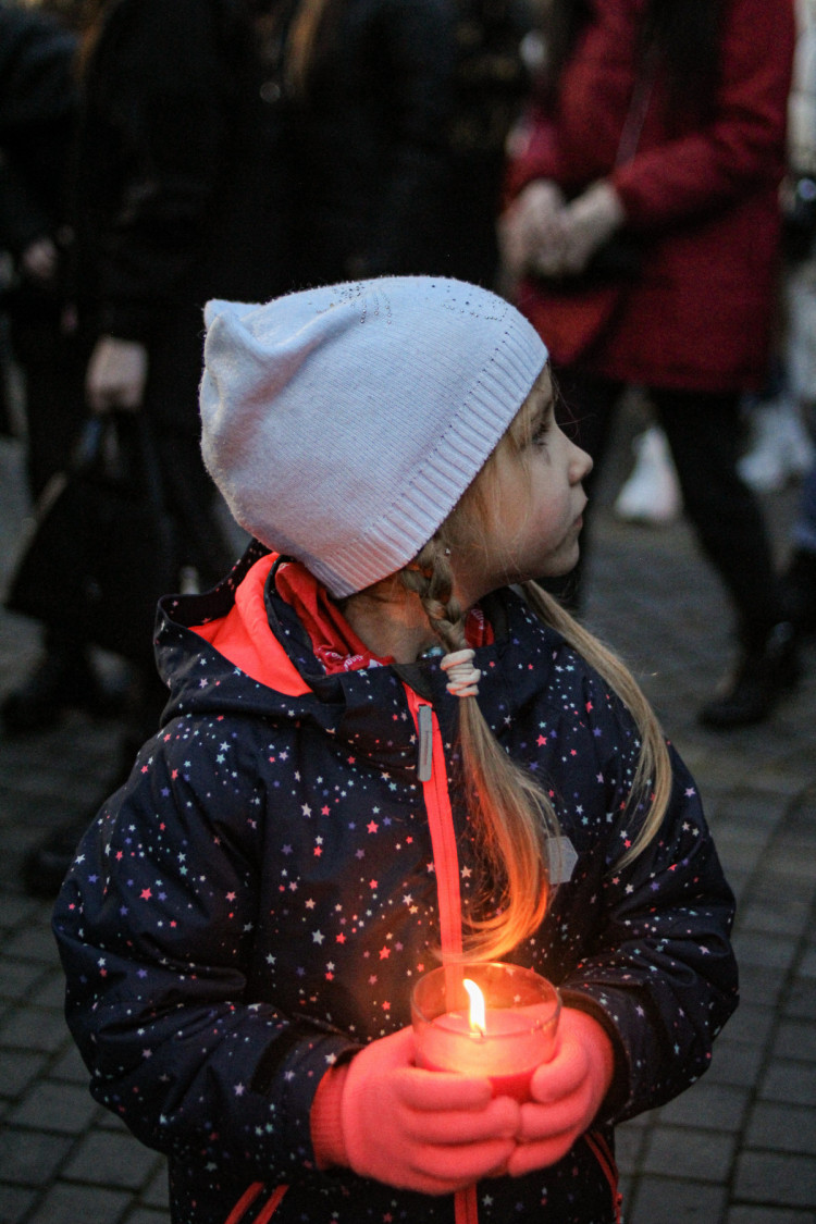 Ребенок со свечой