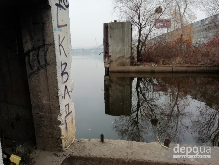 Остатки конструкций для бункеровки на Днепре в Киеве