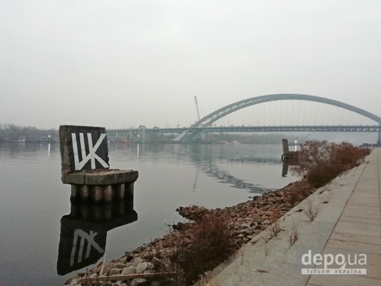 Остатки конструкций для бункеровки на Днепре в Киеве