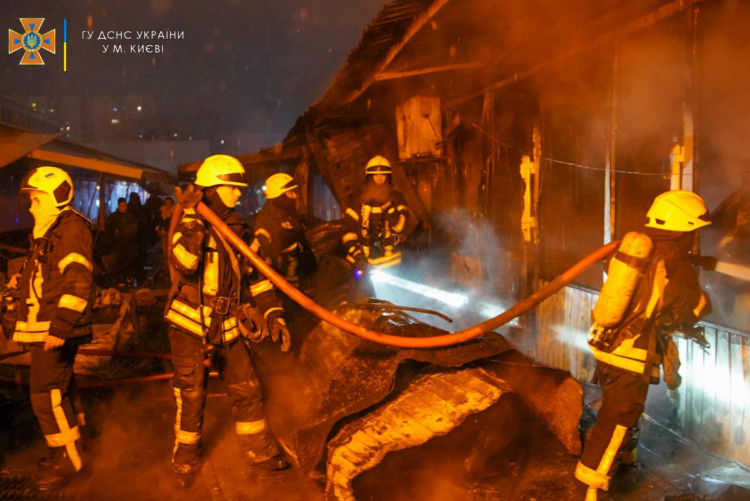 Спасатели тушат пожар на рынке Оболонь