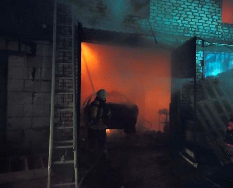 Пожежа в гаражах на Троєщині