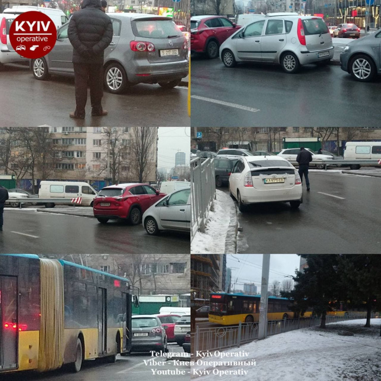 Машини заблокували рух тролейбусів
