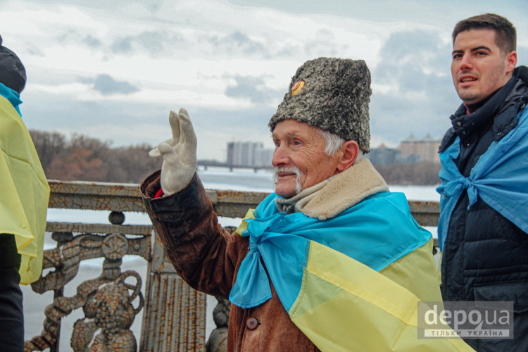 Мужчина с флагом Украины