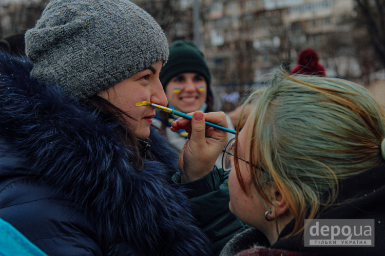 Люди малюють правор України на обличчі