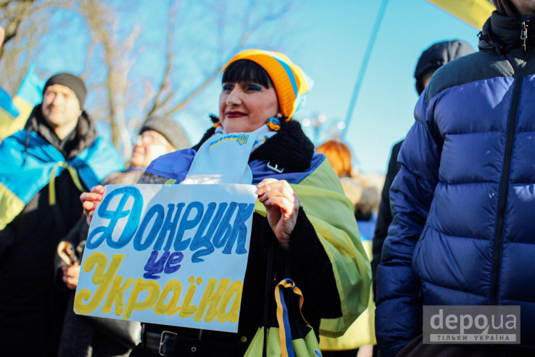 Жінка з плакатом Донецьк - це Україна