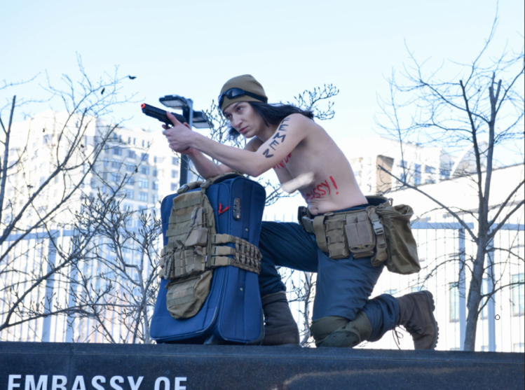 Активістка Femen з пістолетом