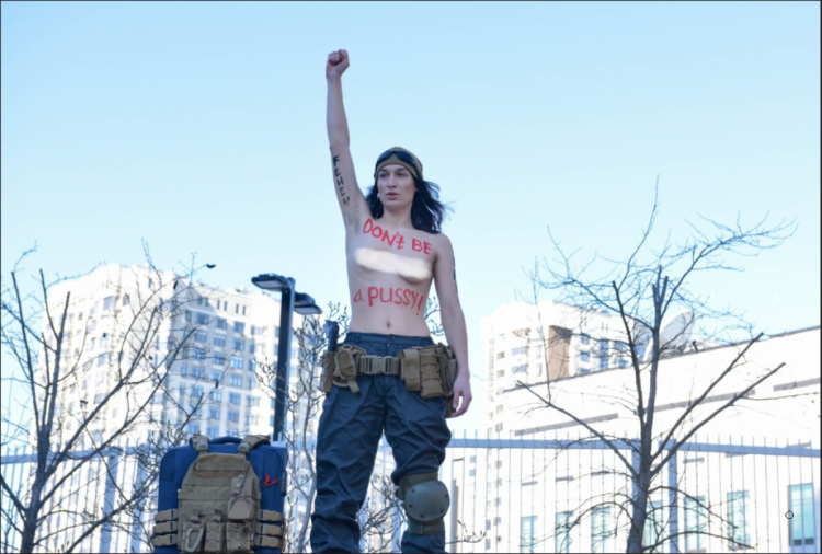 Активістка Femen біля посольства США