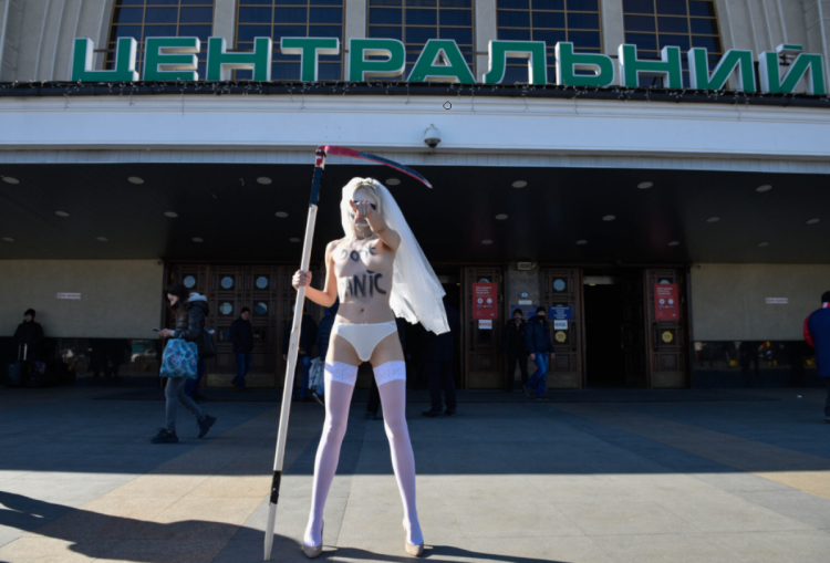 Акция Femen на вокзале