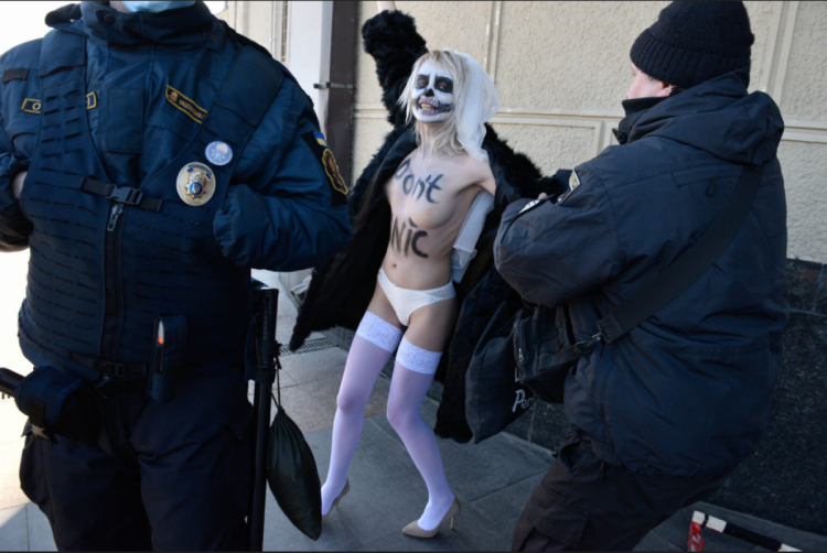 Поліцейські затримують активістку Femen