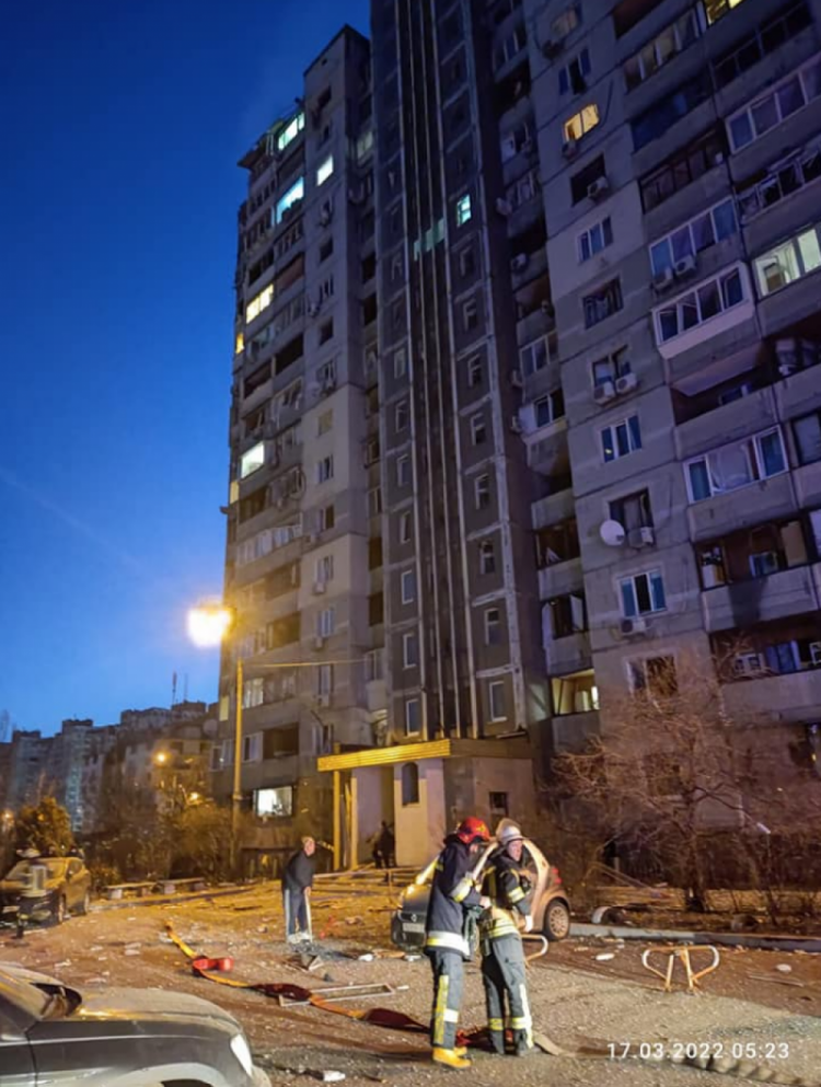 Пожар от остатков ракеты киев 17 марта