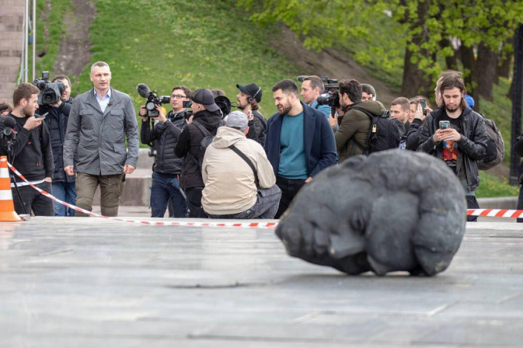 Демонтаж скульптур Арки дружбы народов в Киеве