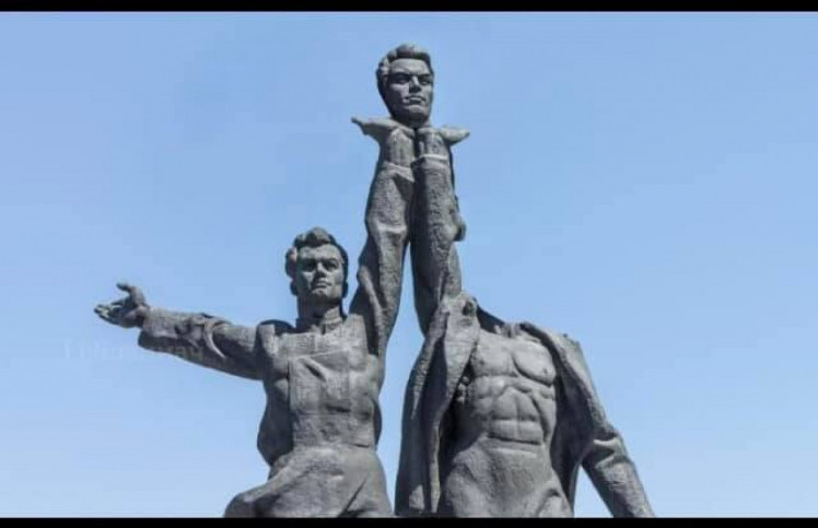 Фотожаба на демонтаж скульптур Арки дружби народів у Києві